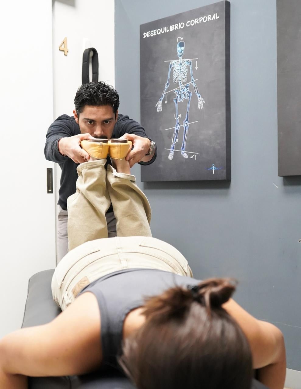 Ajuste quiropráctico y terapia de rehabilitación - Caso 4