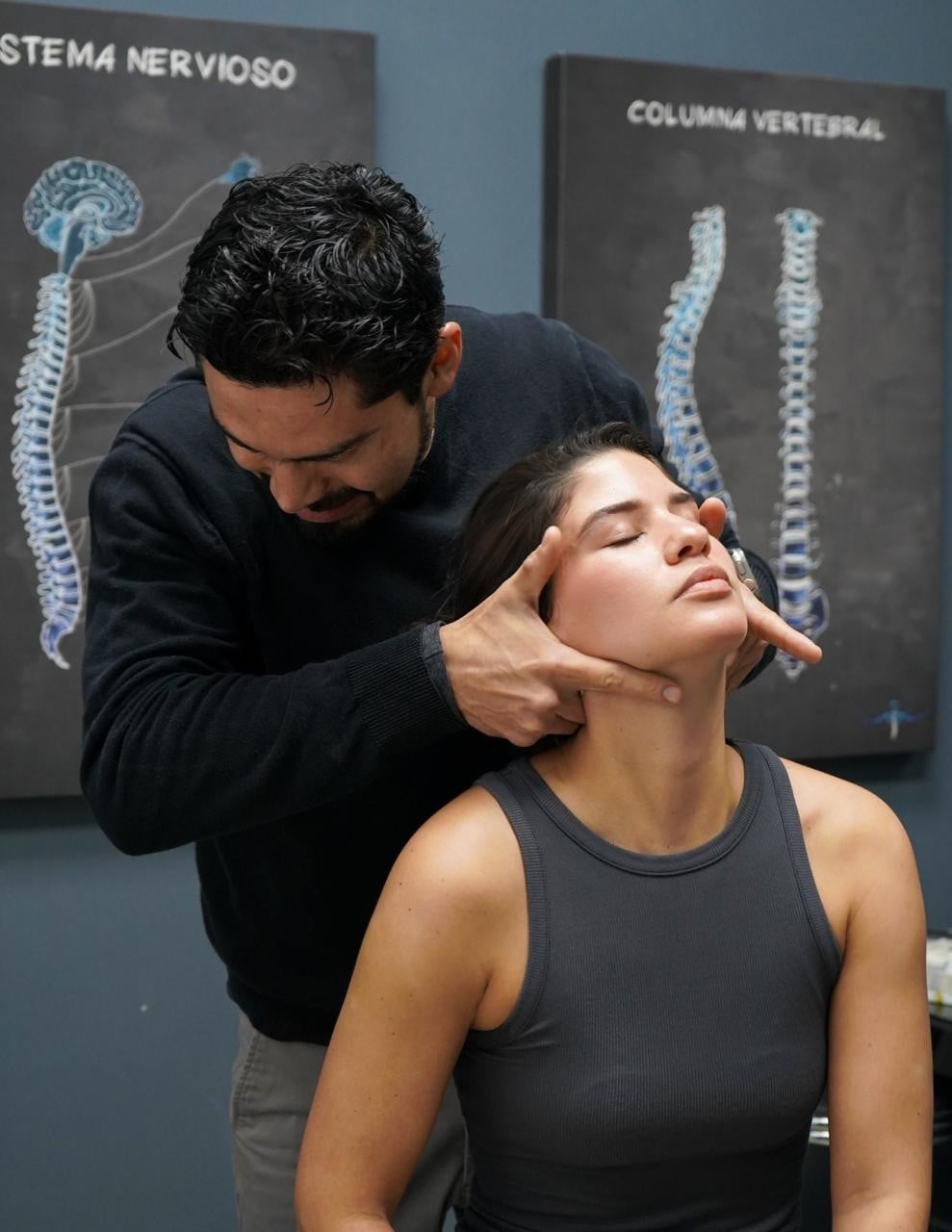 Ajuste quiropráctico y terapia de rehabilitación - Caso 7
