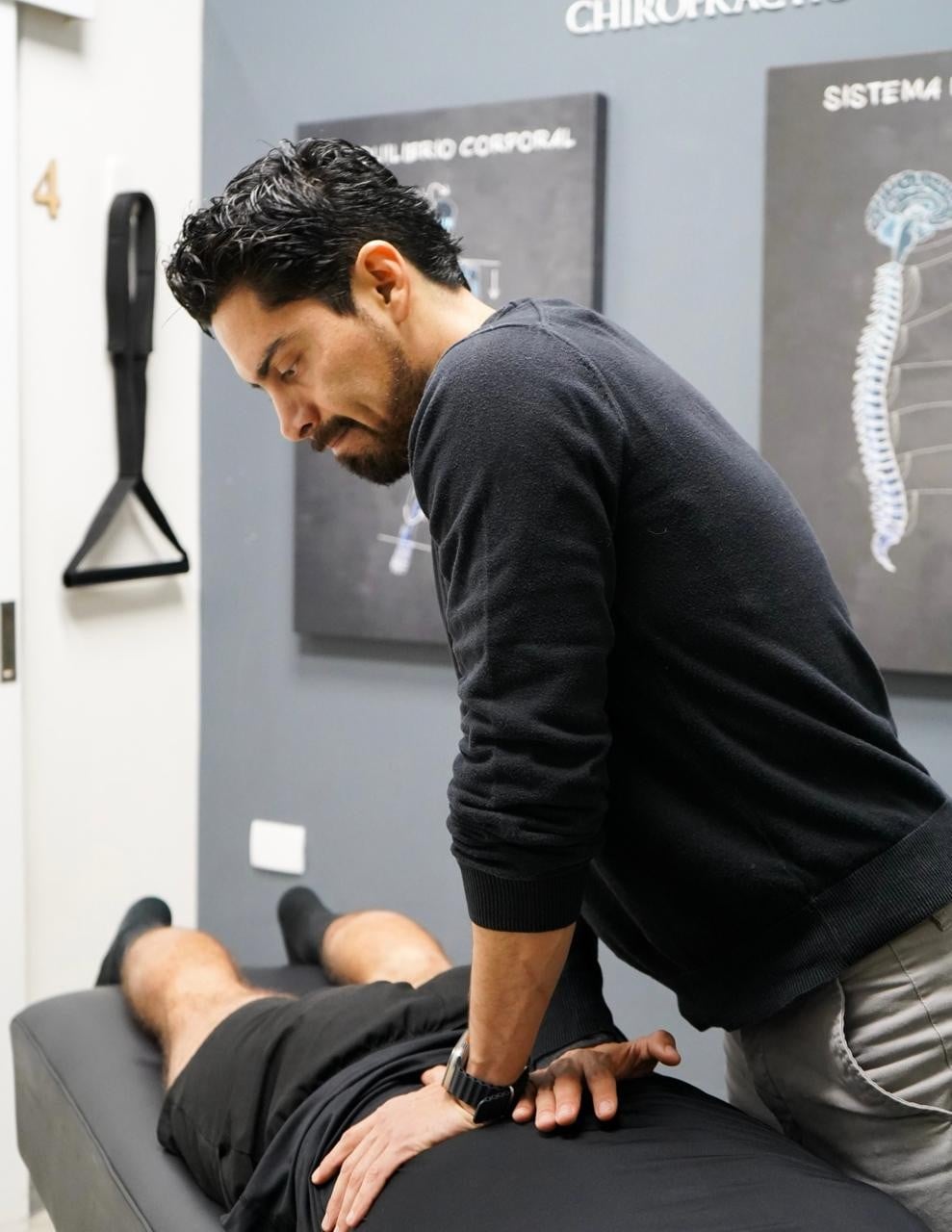 Ajuste quiropráctico y terapia de rehabilitación - Caso 8